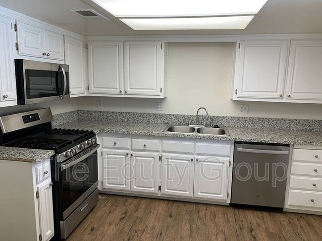 Building Photo - 3906 W Meadow Ave