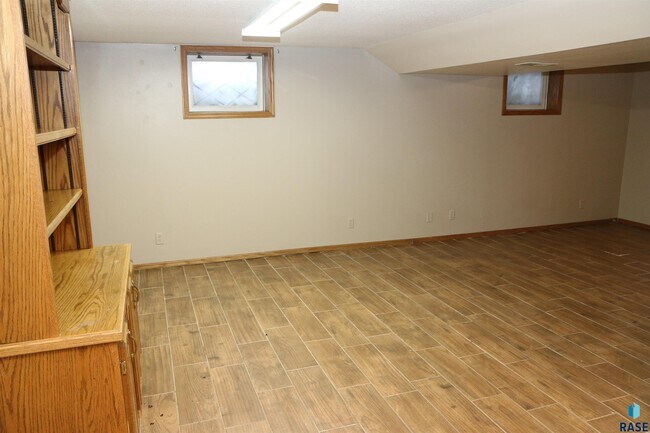 Building Photo - 925 S Harrington Ave