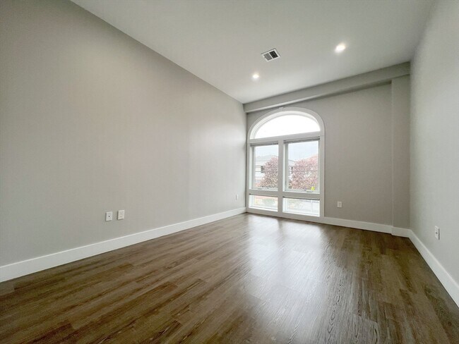 Building Photo - 80 Bridge St