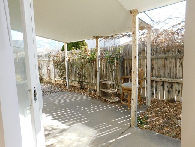 Building Photo - 869 Iowa Ave