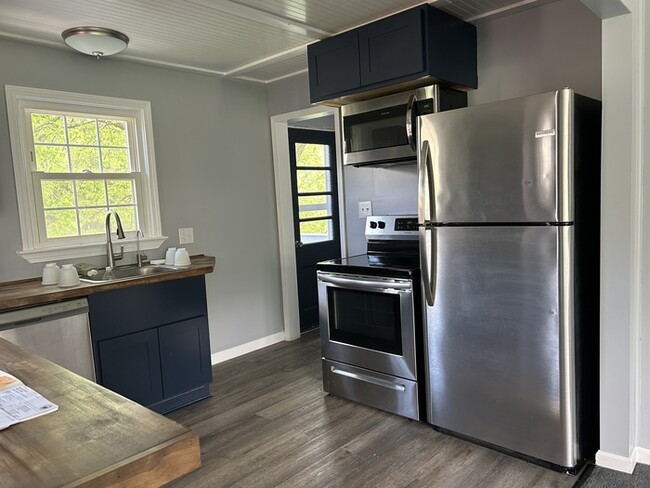 Building Photo - Newly Renovated 2 Bedroom Home Available f...