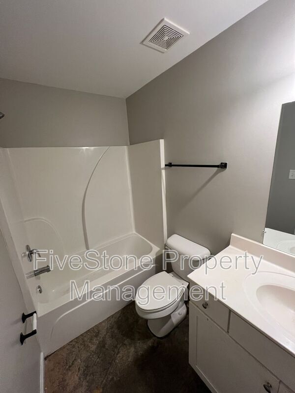 Building Photo - 3805 Lake Park Cove