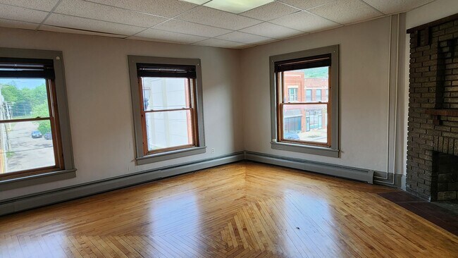 Building Photo - Large 4-5 Bedroom on Historic Main Street in Salamanca NY! Available Now!