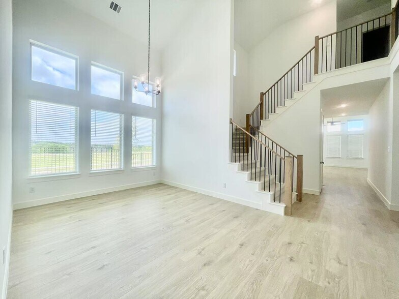 Building Photo - 15603 Valerian Trl