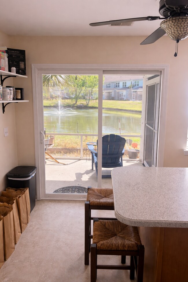Building Photo - Three Bedroom Townhome Available!