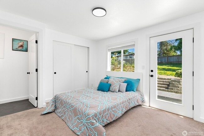 Building Photo - Remodeled, move in condition!