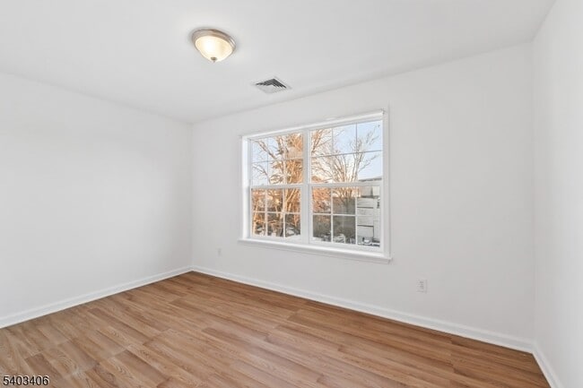 Building Photo - 110-PT112 Redwood Ave