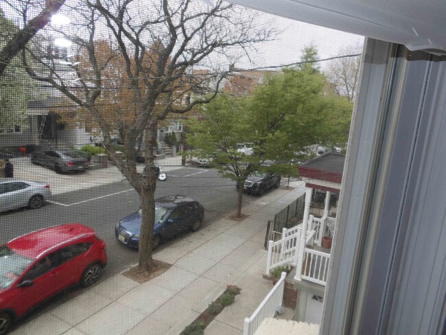 Building Photo - 26 47th St