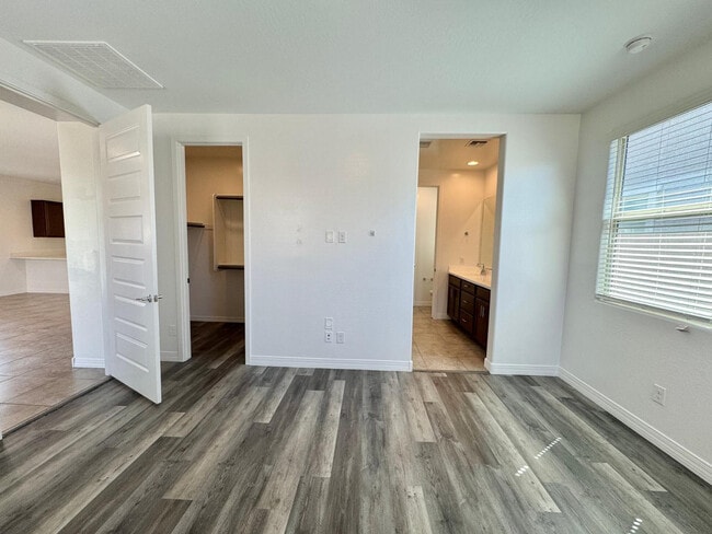 Building Photo - 9006 W Rancho Dr