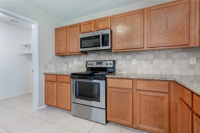 Building Photo - 2700 Peach Dr