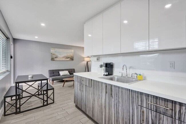 Building Photo - 906 N Riverside Dr