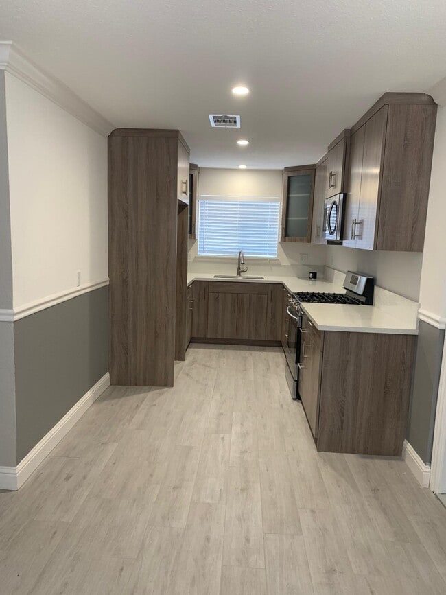 Building Photo - 2418 R St