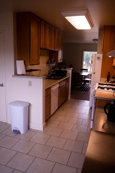 Kitchen - 1709 Baker Ct