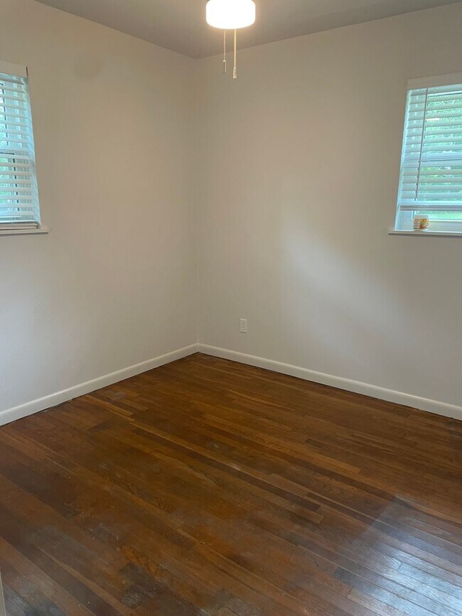 Building Photo - 540 Templehill St