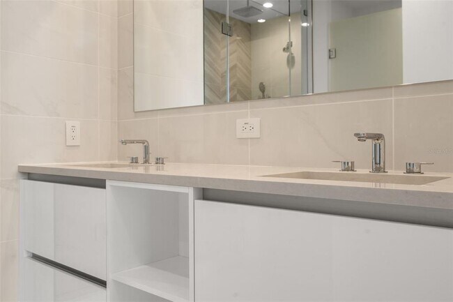 Building Photo - 400 Central Ave