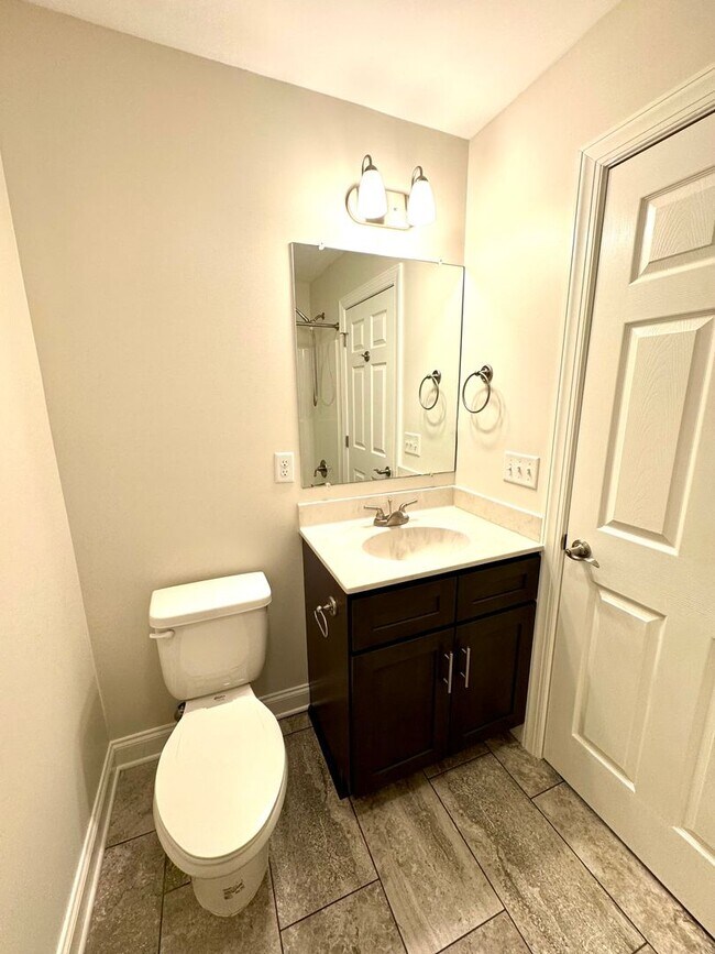 Building Photo - End Unit Townhouse for rent in Bluestone H...