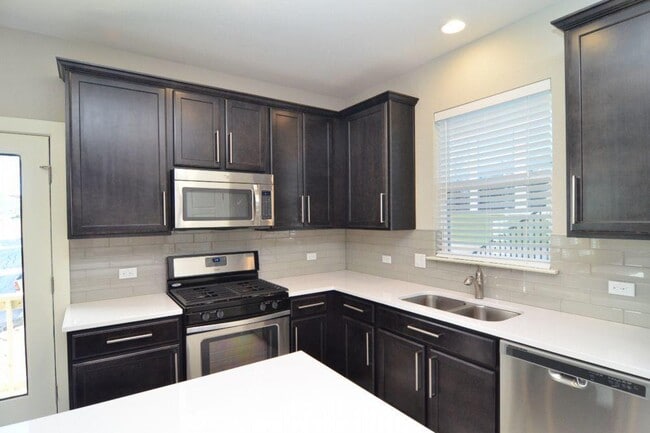 Building Photo - 2921 Bond Dr