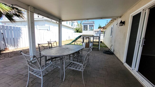 Building Photo - Popular Escondido Single Story 3 Bedroom Home!