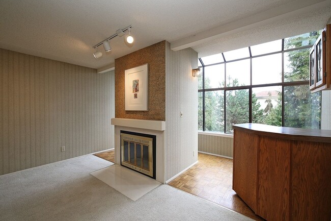 Building Photo - 2Bd/2Ba Mercer Island Condo