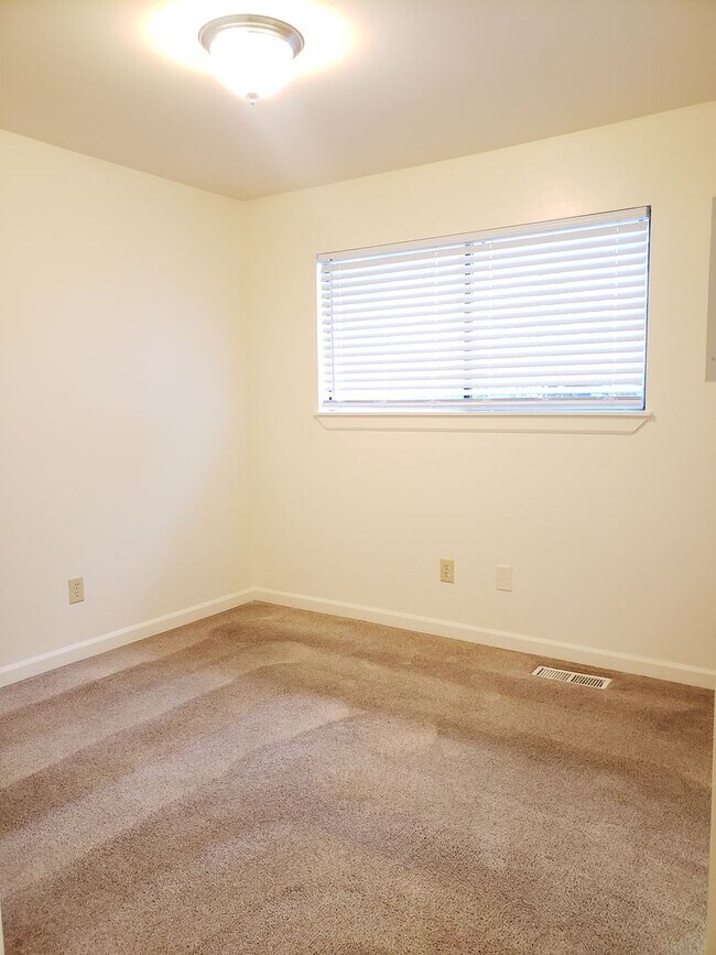 Building Photo - 909 Gellatly Ave