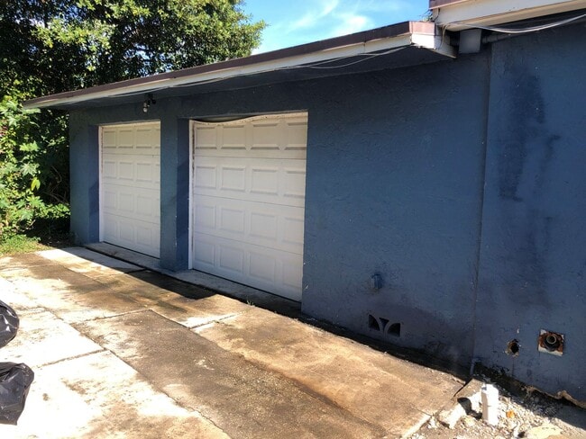 Building Photo - Large 5-2 with 2 car garage