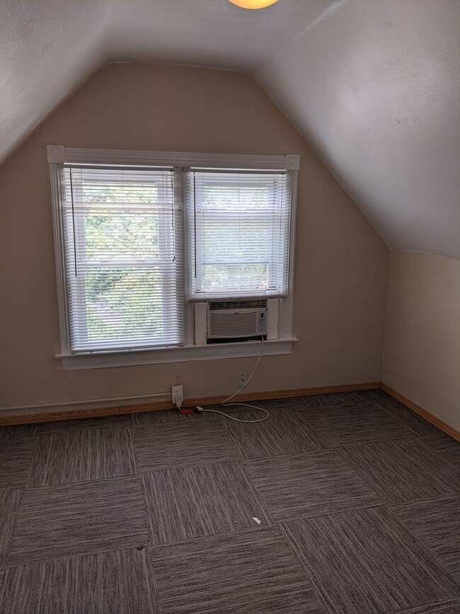 Building Photo - Renovated South Oakland 6 bedroom House