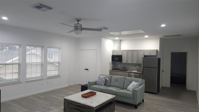 Building Photo - 304 Milby St