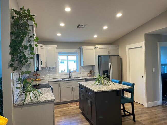 Building Photo - 55 E 700 S