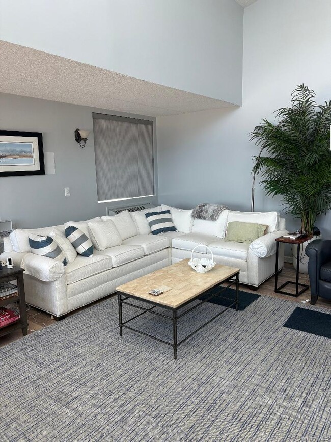 Building Photo - 750 W Broadway