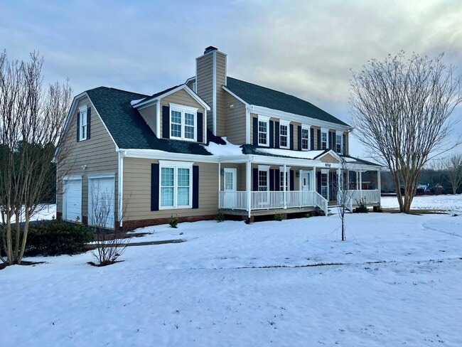 Building Photo - SPACIOUS INSIDE AND OUT!