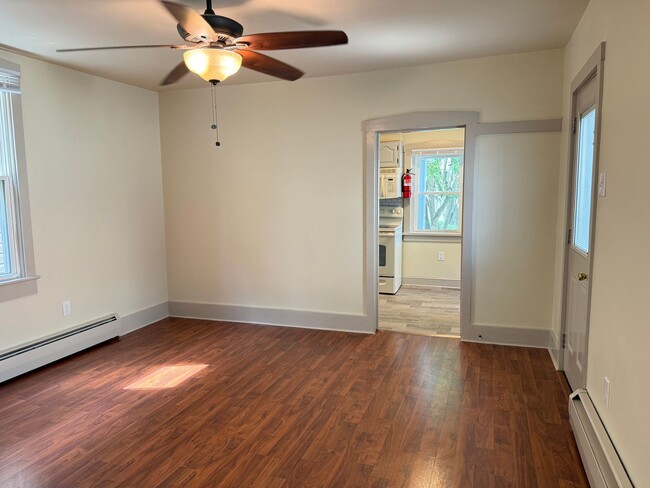 Building Photo - Spacious 3 bedroom 1 Bathroom Home in Manh...