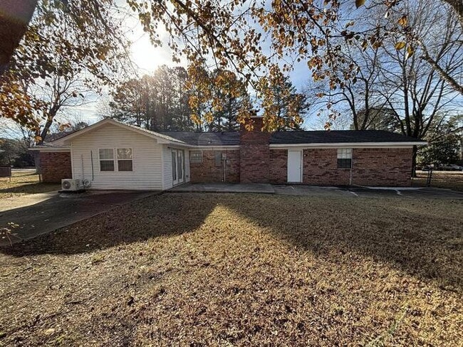 Building Photo - 28 Countrywood St