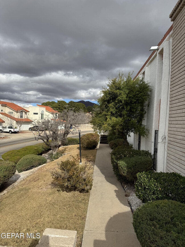 Building Photo - 6201 Escondido Dr