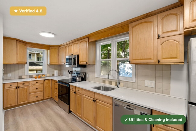 Building Photo - RoostUp Furnished Private Bedroom in Jamai...