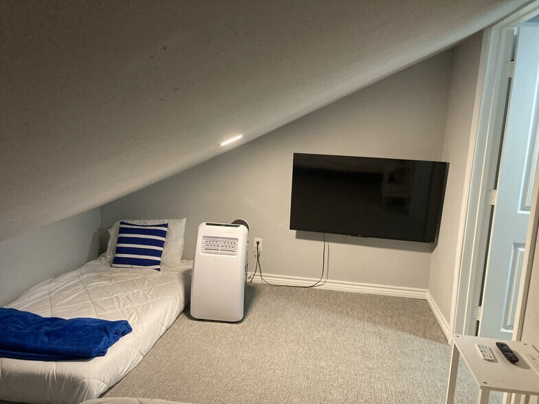 Upstairs Sleep Room - Addtl AC - 12500 Melville Dr