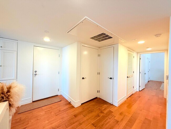 Building Photo - Sophisticated Bright & Spacious Furnished ...