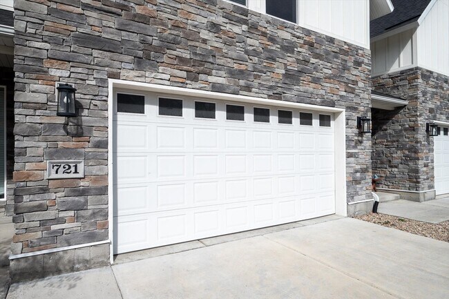 Building Photo - 721 E Zekes Ct