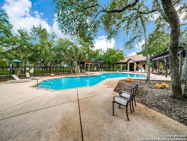 Building Photo - 5 Bedroom/3.5 Bathroom Home in the Ensenad...