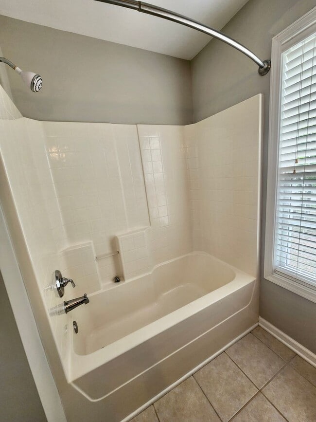 Building Photo - Spacious 3 bedroom with an outside oasis -...