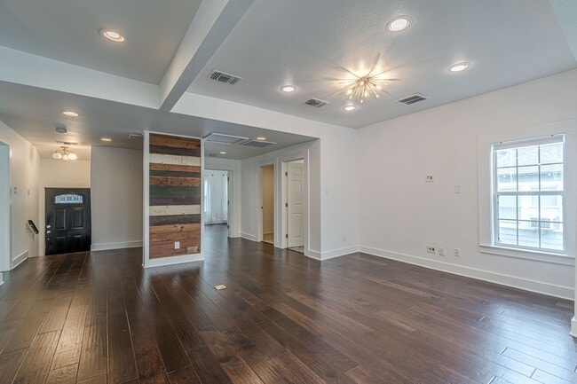 Building Photo - 311 W Mistletoe Ave