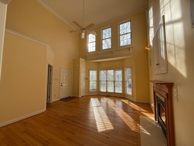 Building Photo - Immaculate End-Unit Townhome in Port Warwick