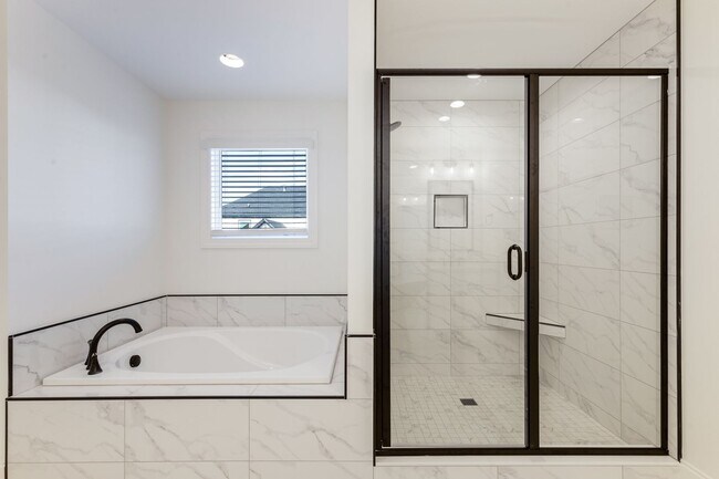 Building Photo - Maryville 37803 - 4 bedroom 3.5 bath - cal...