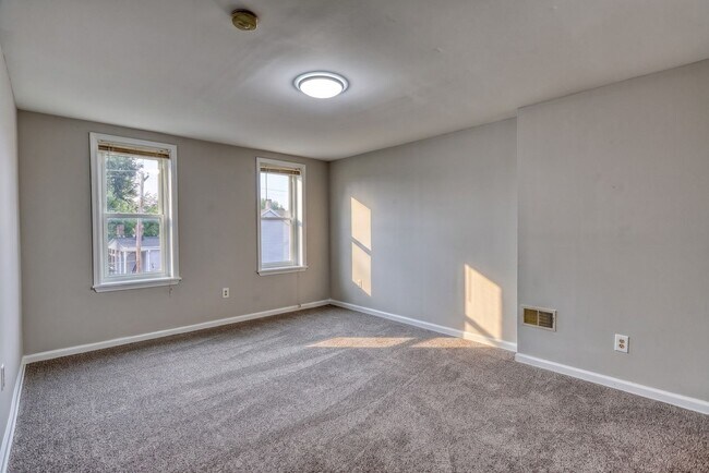 Building Photo - Fully Renovated 3 Bedroom, 2 Bathroom Townhouse