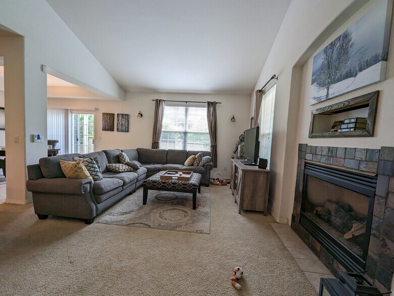 Great room - 4545 S. Monaco St. Unit 127