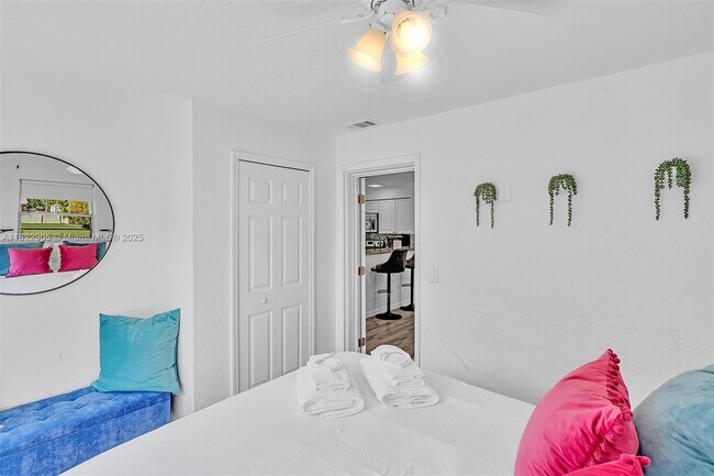 Building Photo - 4633 SW 28th Ave