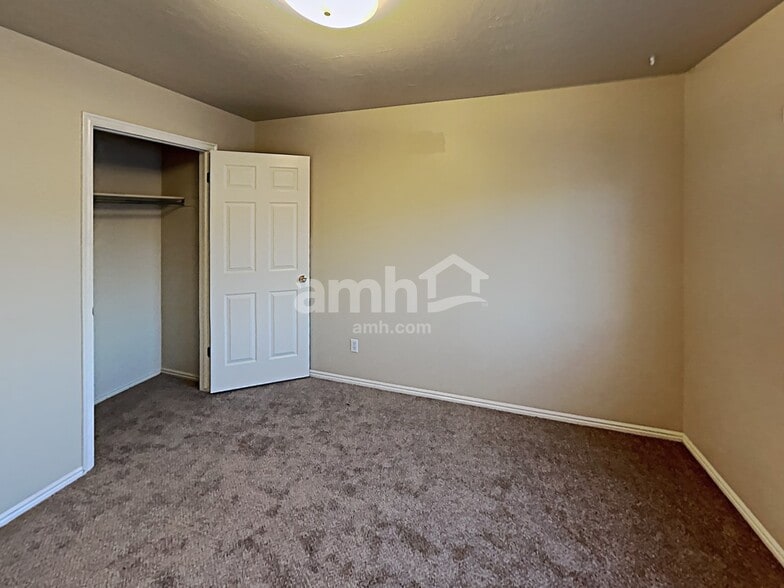 Building Photo - 1027 N 575 W