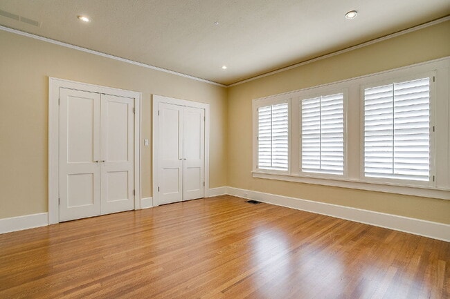 Building Photo - Darling English Tudor style home in the heart of the University District near TCU!