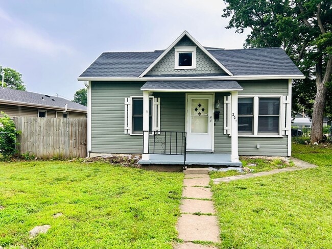 Primary Photo - Cute Single Family Home, Great Location