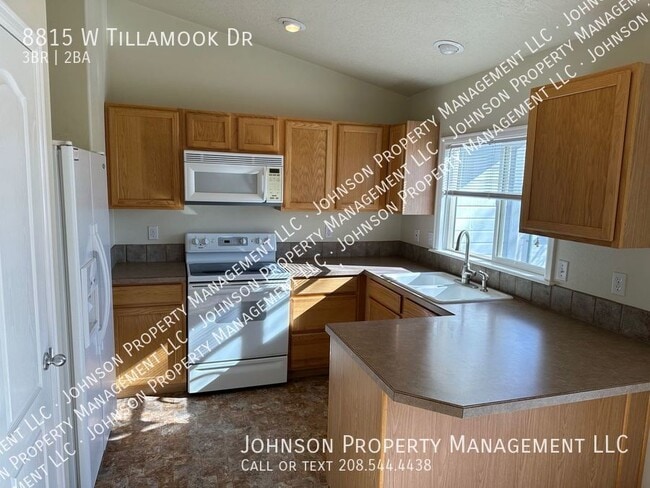 Building Photo - 8815 W Tillamook Dr