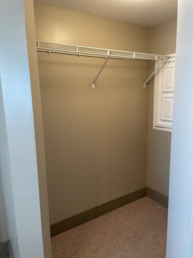 Building Photo - Lake Plaza #904- 3BD/2BA Available for FALL 2026! Rent includes use of THREE parking space in Lak...